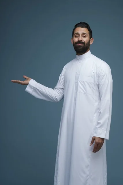 رجل سعودي بالثوب الأبيض يشير بيده خلفية زرقاء