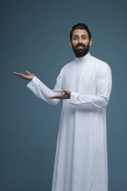 رجل سعودي بالثوب التقليدي يشير بتعبير مندهش