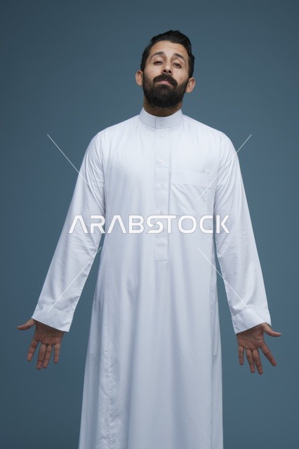 رجل سعودي بالثوب الأبيض مع إيماءة حيرة