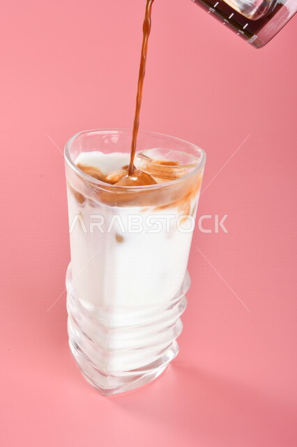 مشروب ميلك شيك اللذيذ مصورة على خلفية ملونة ، مشروبات باردة ، ميلك شيك المثلج ، مشروبات لذيذة باردة ، مشروب صيفي منعش ومثلج