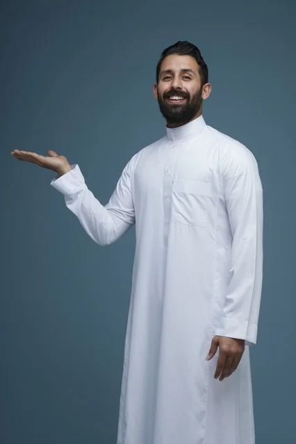 رجل سعودي بالثوب الأبيض يشير بيديه بحركة تقديمية