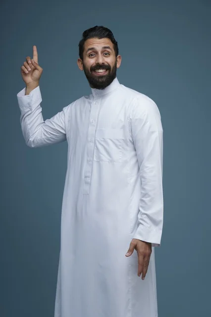 رجل سعودي بالثوب الأبيض التقليدي يشير للأعلى