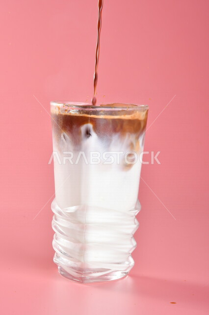 مشروب ميلك شيك اللذيذ مصورة على خلفية ملونة ، مشروبات باردة ، ميلك شيك المثلج ، مشروبات لذيذة باردة ، مشروب صيفي منعش ومثلج