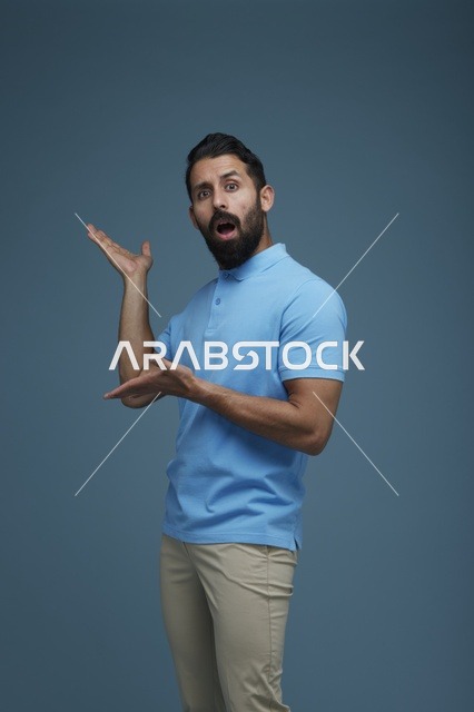 رجل سعودي متفاجئ مع إيماءات يد في استوديو