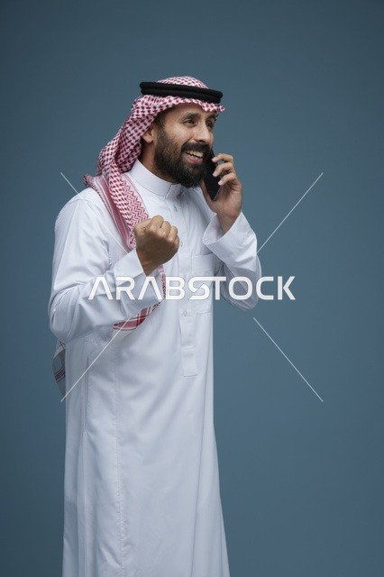 رجل سعودي يستخدم الهاتف الذكي بإيماءة النصر
