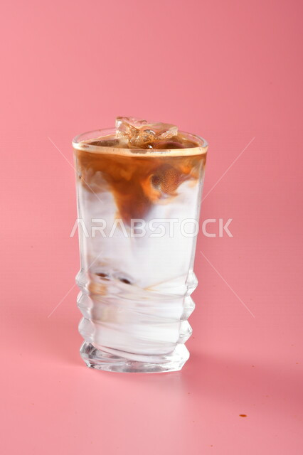 مشروب ميلك شيك اللذيذ مصورة على خلفية ملونة ، مشروبات باردة ، ميلك شيك المثلج ، مشروبات لذيذة باردة ، مشروب صيفي منعش ومثلج