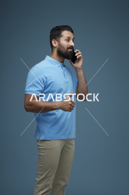 رجل سعودي يتحدث بالهاتف مع إيماءة الإبهام للأعلى