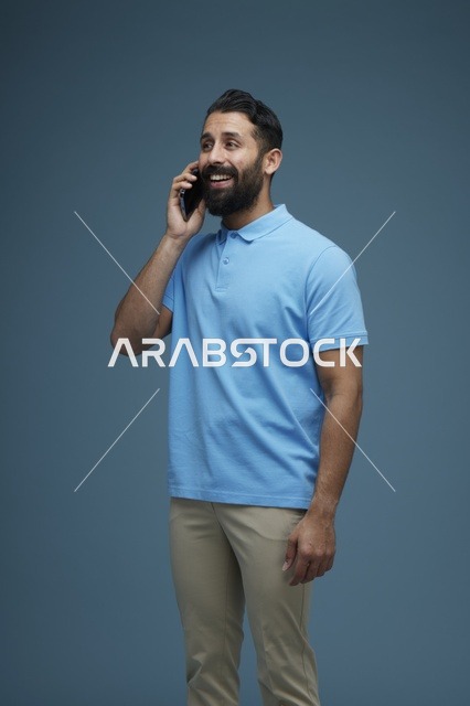 رجل سعودي يتحدث عبر الهاتف بإطلالة كاجوال