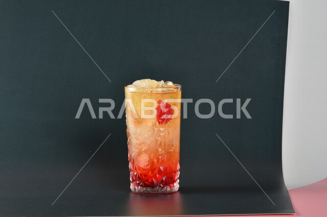 صورة مقربة لعصير الموهيتو  بنكهة لذيذة ، مشروب بارد مع قطع من الفواكه الطازجة ، مشروبات باردة ، عصائر طبيعية لذيذة ، عصير صحي ومفيد ، كوكتيل صيفي منعش ومثلج
