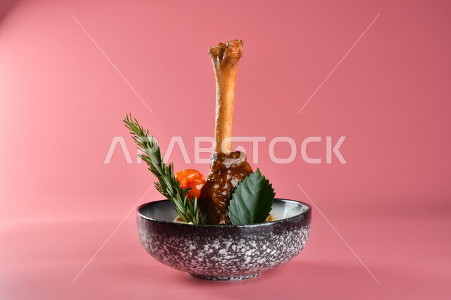 طبق من الأرز واللحم المشوي مصورة على خلفية ملونة، وجبات الطعام الشهية ، مطاعم عربية ، أكلات عربية شرقية ، أكلات رمضانية ، الإفطار الرمضاني ، المأكولات العربية الشهية ، وصفات واطباق طعام لذيذة ، مطعام عربية خليجية ، لحوم الضأن