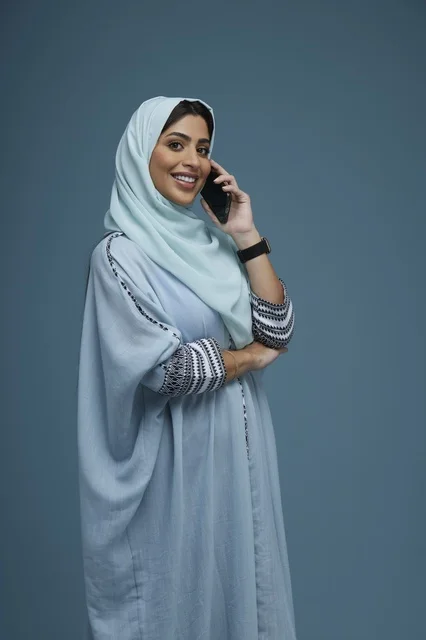 امرأة سعودية محجبة تتحدث بالهاتف الذكي في الاستوديو امرأة سعودية محجبة تتحدث بالهاتف الذكي في الاستوديو