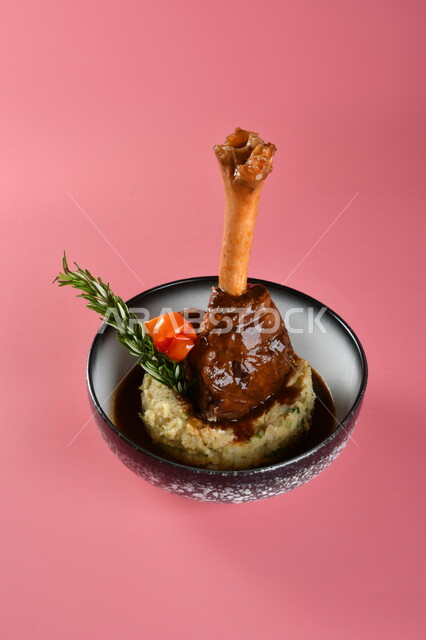 طبق من الأرز واللحم المشوي مصورة على خلفية ملونة، وجبات الطعام الشهية ، مطاعم عربية ، أكلات عربية شرقية ، أكلات رمضانية ، الإفطار الرمضاني ، المأكولات العربية الشهية ، وصفات واطباق طعام لذيذة ، مطعام عربية خليجية ، لحوم الضأن