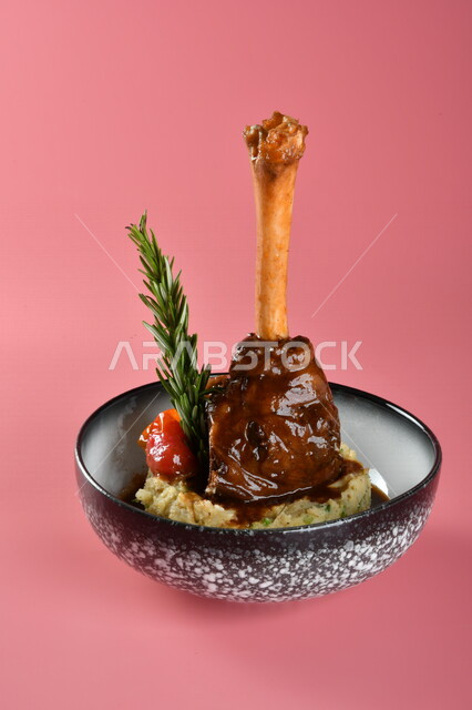 طبق من الأرز واللحم المشوي مصورة على خلفية ملونة، وجبات الطعام الشهية ، مطاعم عربية ، أكلات عربية شرقية ، أكلات رمضانية ، الإفطار الرمضاني ، المأكولات العربية الشهية ، وصفات واطباق طعام لذيذة ، مطعام عربية خليجية ، لحوم الضأن