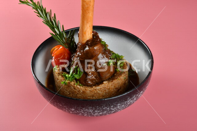 طبق من الأرز واللحم المشوي مصورة على خلفية ملونة، وجبات الطعام الشهية ، مطاعم عربية ، أكلات عربية شرقية ، أكلات رمضانية ، الإفطار الرمضاني ، المأكولات العربية الشهية ، وصفات واطباق طعام لذيذة ، مطعام عربية خليجية ، لحوم الضأن
