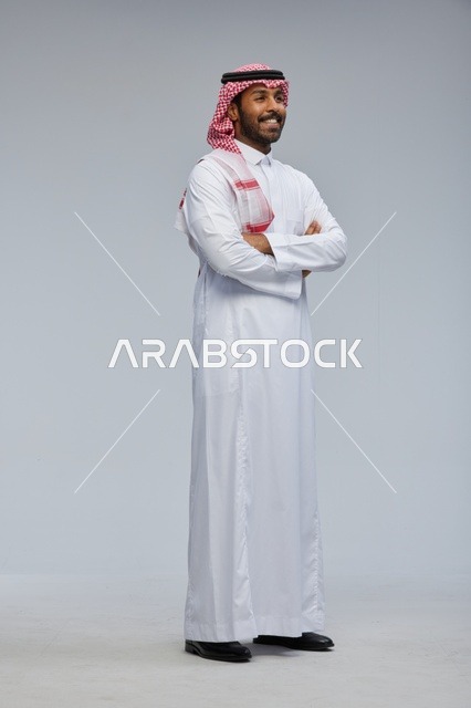 بورتريه لرجل سعودي بالزي التقليدي مكتوف اليدين