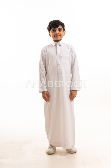 ولد سعودي بالثوب الأبيض التقليدي على خلفية بيضاء