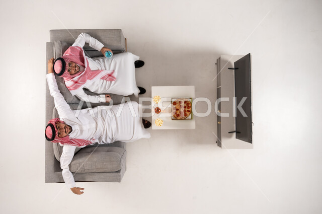 رجال سعوديون يشاهدون التلفاز من منظور علوي