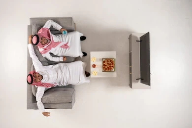 رجال سعوديون يشاهدون التلفاز من منظور علوي