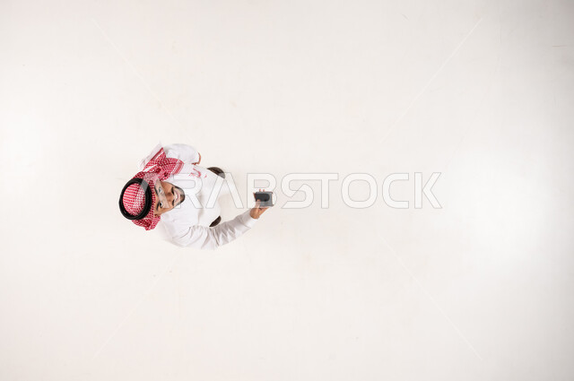 رجل سعودي بالثوب التقليدي لقطة علوية عمودية