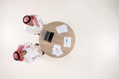 رجال أعمال سعوديين في المكتب لقطة علوية عمودية