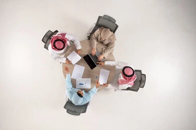 اجتماع فريق عمل سعودي لقطة علوية
