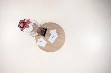 رجل أعمال سعودي يستخدم الكمبيوتر المحمول منظور علوي