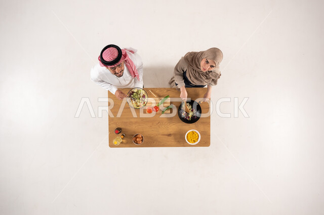 زوجين سعوديين يطبخان وجبة صحية بمنظور علوي