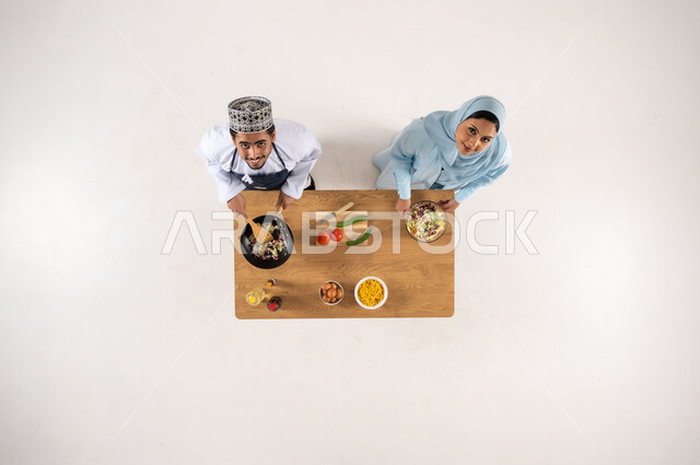 زوجان عُمانيان يطبخان معاً من منظور علوي