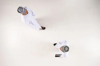 رجال عمانيون بالزي التقليدي من منظور علوي