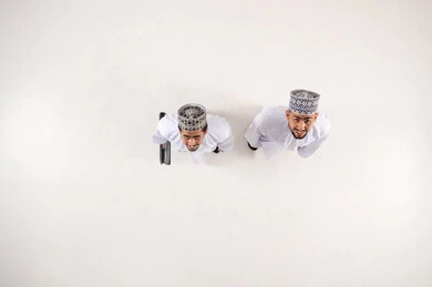 رجلان عمانيان بالزي التقليدي لقطة من الأعلى