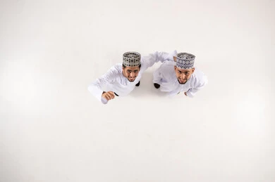 رجلان عمانيان بالزي التقليدي من زاوية علوية