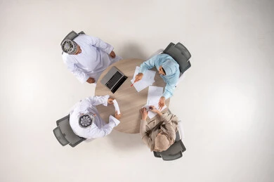 اجتماع عمل لموظفين عمانيين من منظور علوي