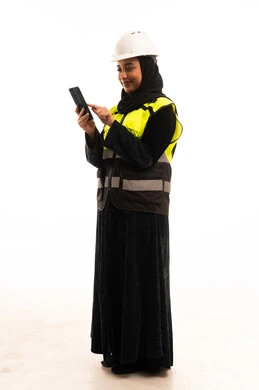 مهندسة سعودية بخوذة السلامة وتستخدم الهاتف الذكي