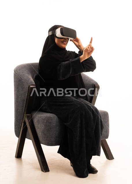 امرأة سعودية تستخدم نظارة الواقع الافتراضي في الاستوديو