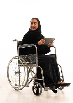 امرأة سعودية على كرسي متحرك بجهاز لوحي