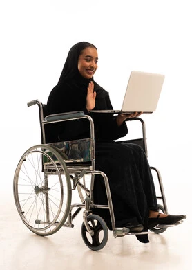امرأة عربية بعباءة على كرسي متحرك تجري مكالمة فيديو