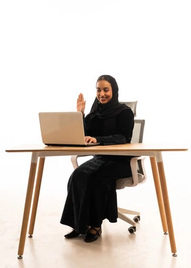 امرأة سعودية تستخدم الكمبيوتر المحمول لمكالمة فيديو