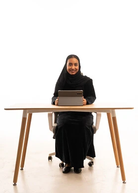 امرأة سعودية تستخدم جهاز لوحي في مكتب استوديو