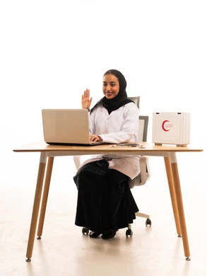 طبيبة سعودية تجري استشارة طبية عبر الفيديو