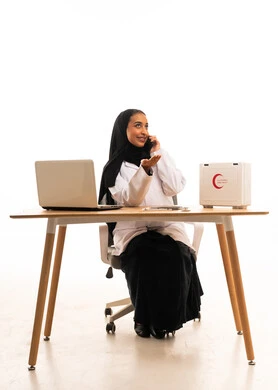 طبيبة سعودية تتحدث بالهاتف في مكتبها