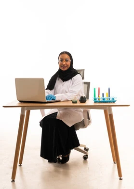 عالمة سعودية في المختبر تستخدم الحاسوب المحمول