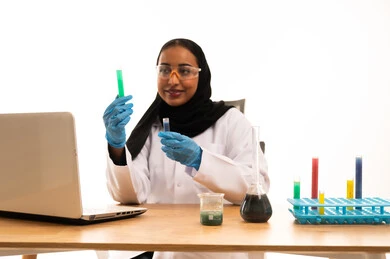 عالمة سعودية تعمل في مختبر الكيمياء
