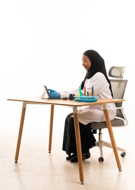 عالمة سعودية تستخدم جهازاً لوحياً في المختبر