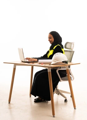 مهندسة سعودية تعمل على جهاز كمبيوتر في مكتبها مهندسة سعودية تعمل على جهاز كمبيوتر في مكتبها