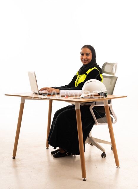 مهندسة سعودية تعمل على جهاز المحمول في المكتب