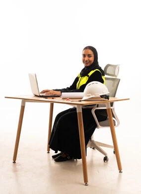 مهندسة سعودية تعمل على جهاز المحمول في المكتب
