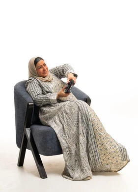 امرأة عربية مسنة تلعب ألعاب الفيديو بخلفية بيضاء