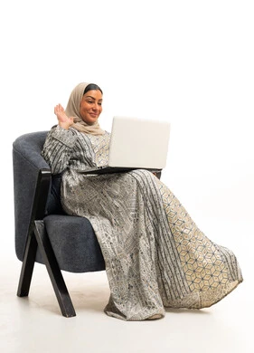 امرأة إماراتية تستخدم الكمبيوتر المحمول لمكالمة فيديو