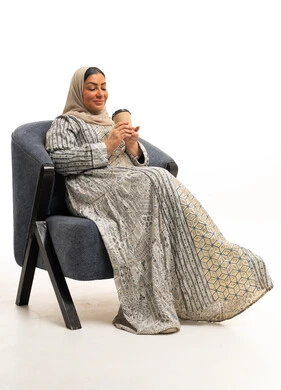 امرأة سعودية مع كوب قهوة في الأستوديو