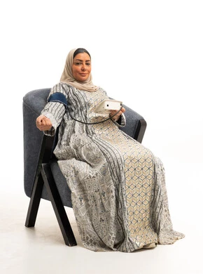 امرأة عربية تقيس ضغط الدم باللباس التقليدي امرأة عربية تقيس ضغط الدم باللباس التقليدي